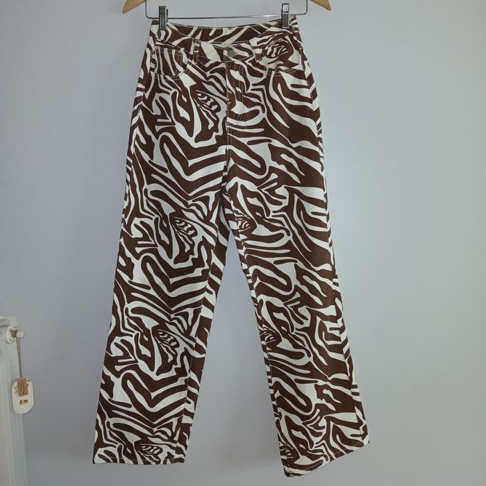 Calças wide-leg com padrão zebra branco e castanho