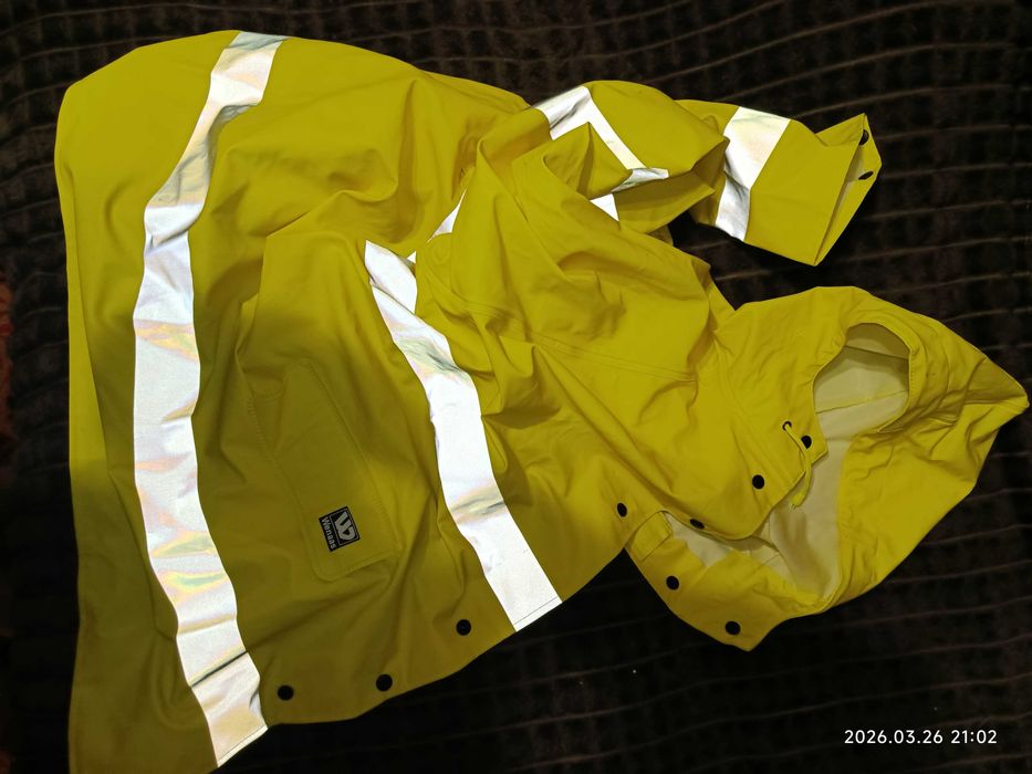 Куртка яскравого кольору