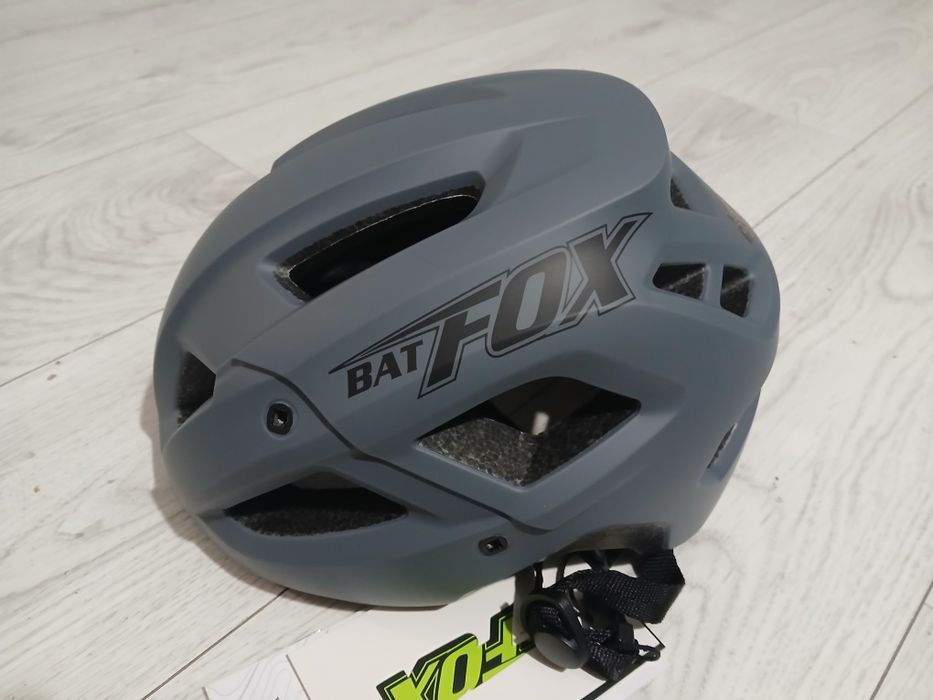 Велошолом Bat Fox новий