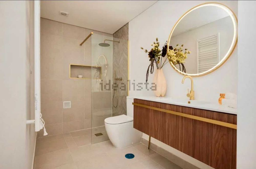 Magnífico apartamento T2 com 170m2 de área total, com jardim, totalmente renovado, em Almada