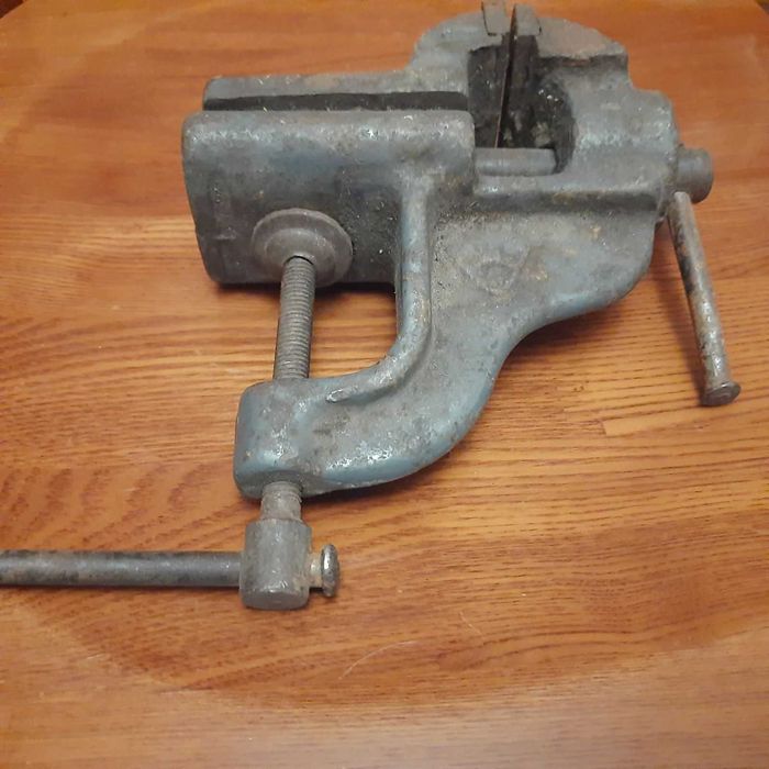 тиски СССР настольные , слесарные  с оригинальным клеймом губки 60 мм