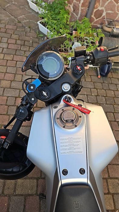 Husquarna Vitpilen 401 (ktm duke 390)