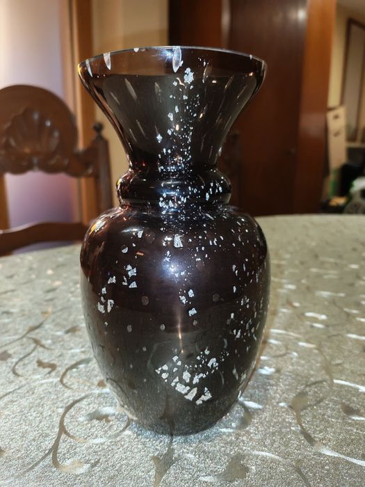 Jarra bordô com detalhes prateados