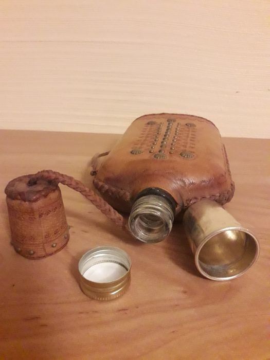 PRL piersiówka szkło skóra ćwieki z mosiądzu frendzle i kieliszek