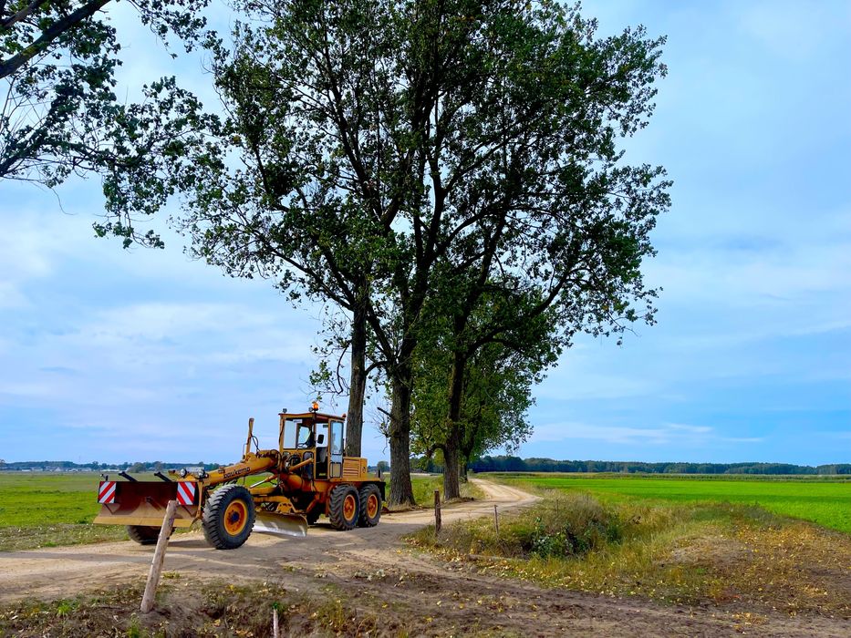 Wynajem równiarki drogowej do profilowania dróg