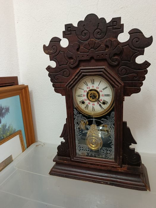 Relógio antigo de sala em madeira