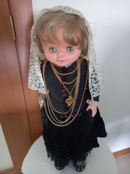 Boneca antiga trajada como noiva viana