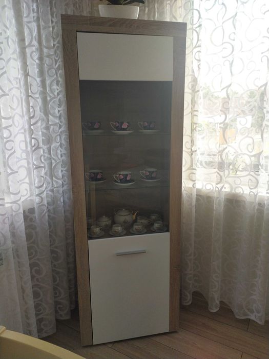 Witryna do pokoju w bardzo dobrym stanie.