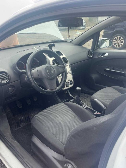 Opel com motor danificado