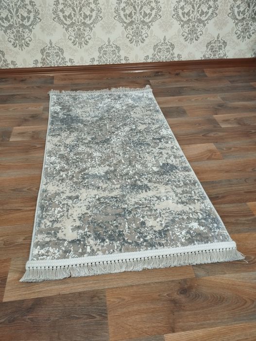 Сучасний килим або доріжка на підлогу