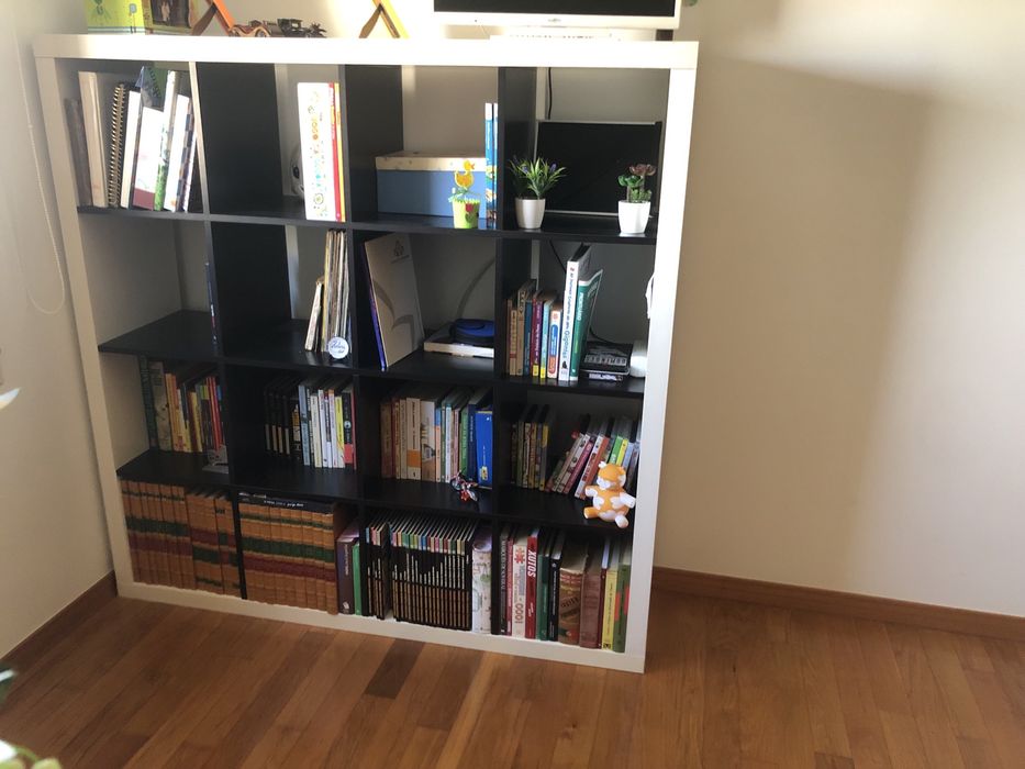 Estante branco/castanho do IKEA