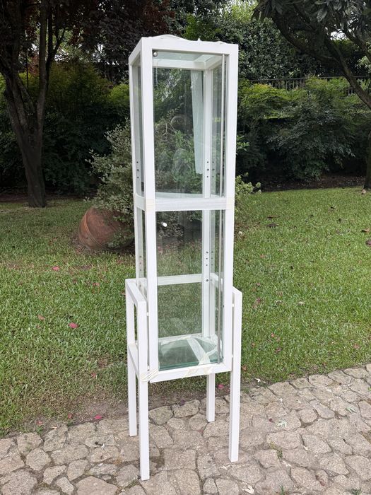 Estante envidraçada