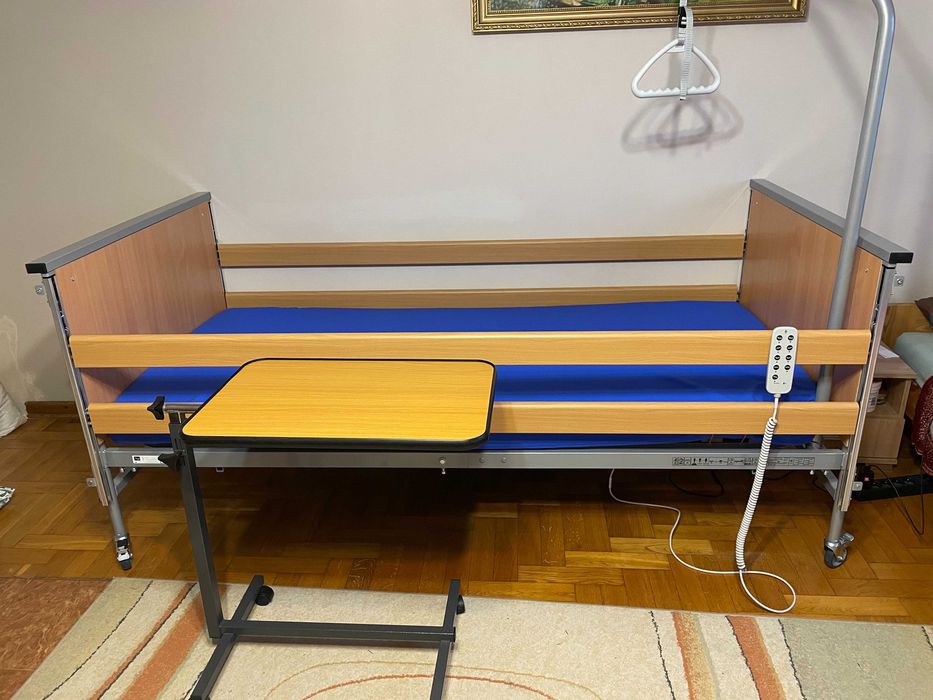 Łóżko rehabilitacyjne sterowane elektrycznie + stolik przyłóżkowy