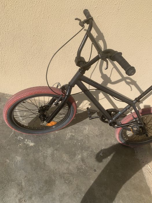 Bicicleta BMX.