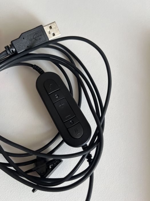 Auriculares Cleyver HC65 USB
Características principais
Auricular para PC com conexão USB
Controle de volume e função Mute
Som de banda larga com canc