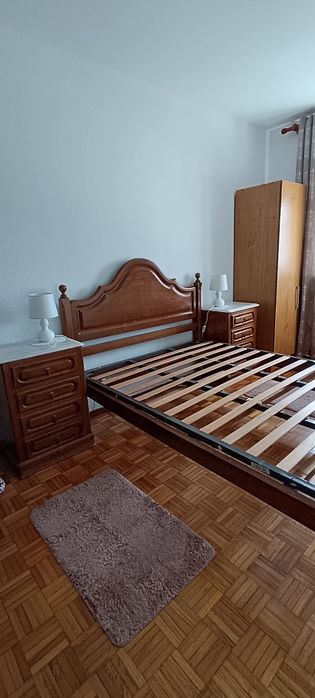 Quarto de Casal Completo em Madeira Maciça (Roupeiro, Cama, mesas de cabeceira e Cómoda)
