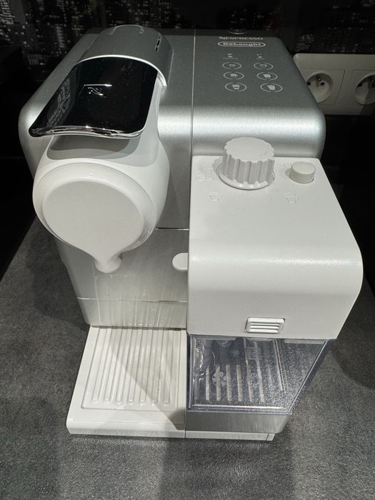 Ekspres Delonghi Nespresso parzy kawę!