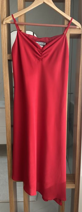 Lindo vestido ( para festa ou näo) vermelho  com tecido fluido .