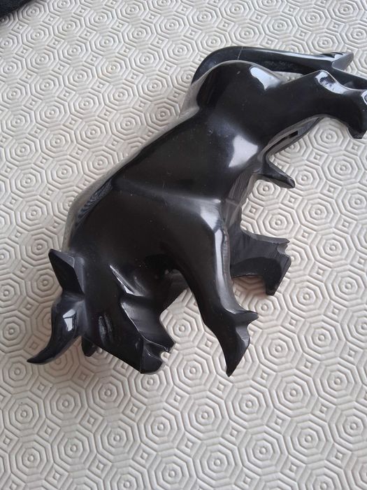 Touro em mármore preta, estilo cubista, bom estado, vintage