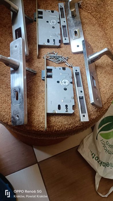 zamek do drzwi wewnętrznychz klamką osłonami