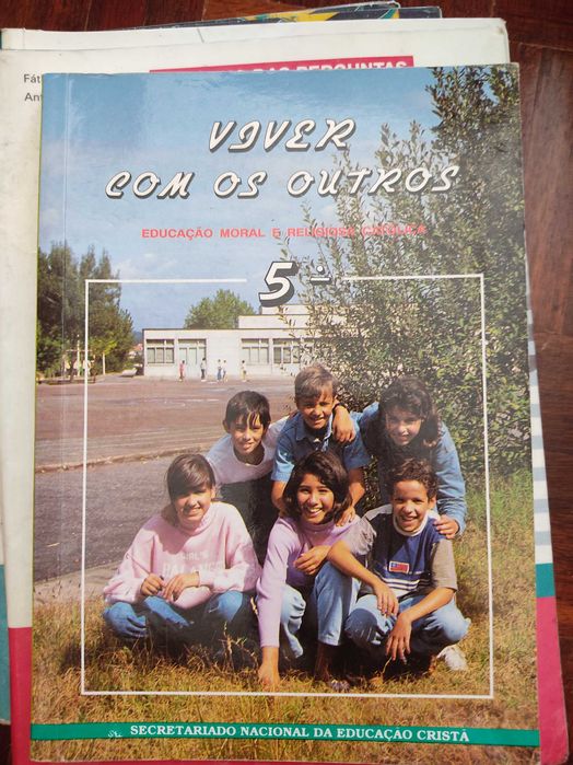 Livros escolares de diferentes anos de ensino e disciplinas