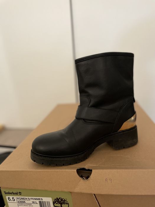 Botas pretas cano curto em pele verdadeira