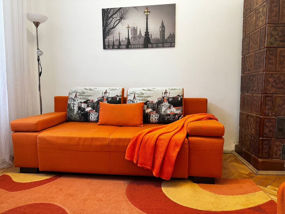 Затишна помаранчева студія біля центру, подобово