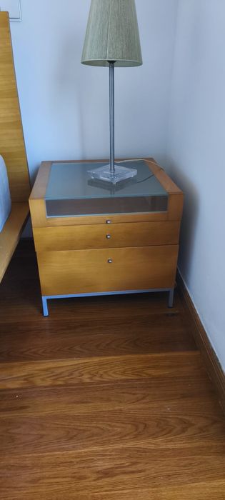 Quarto casal  composto por cama, colchao, mesinhas de cabeceira e camiseiro