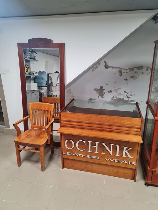 Продам меблі в магазин (стелажі,стіл,дзеркало,крісло) все як на фото