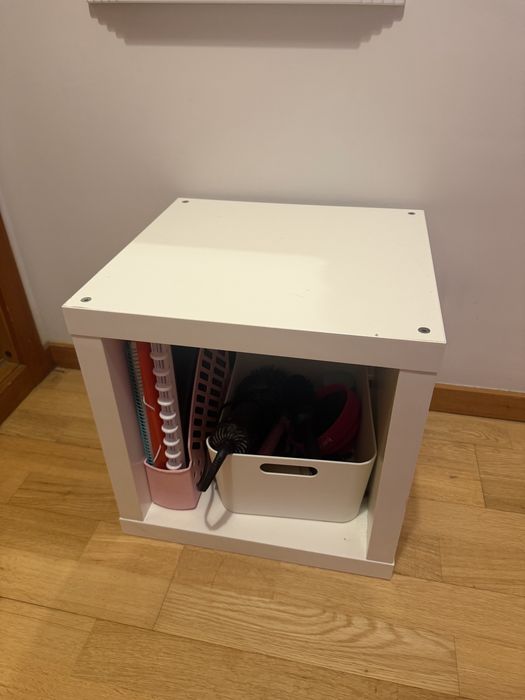 Cubo decorativo da tambem para fazer de mesinha de cabeceira ,  como novo esta impecavel apenas 10€