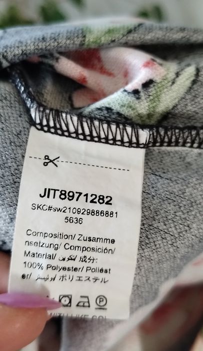 Letnia dopasowana sukienka na ramiączkach