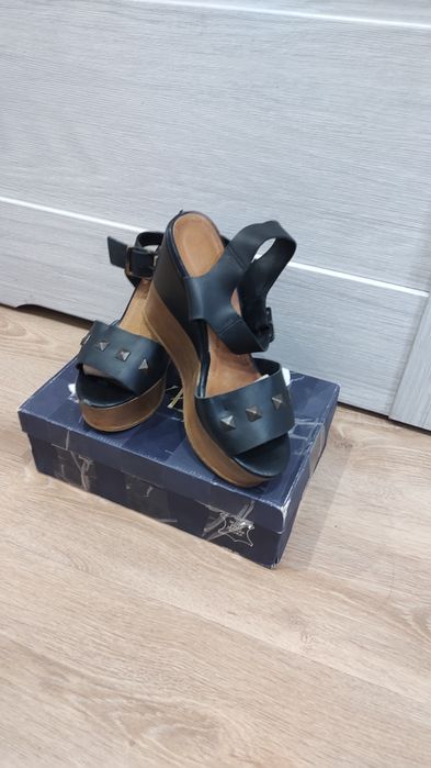 Buty damskie letnie skórzane czarne sandały na koturnie Ryłko