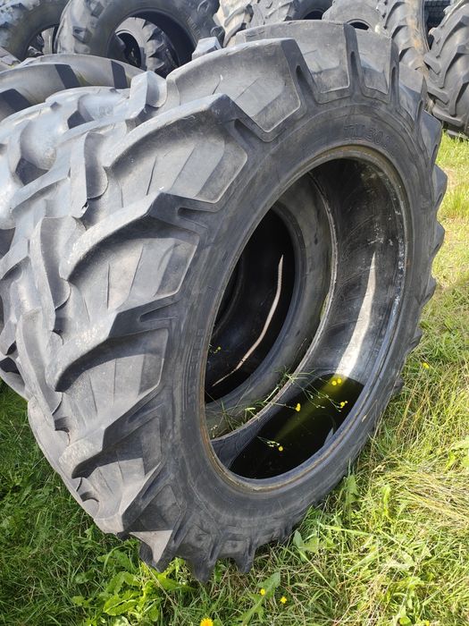 Para opony wzmocnione Pirelli 13.6 R36 jak nowe 340/85 radialne