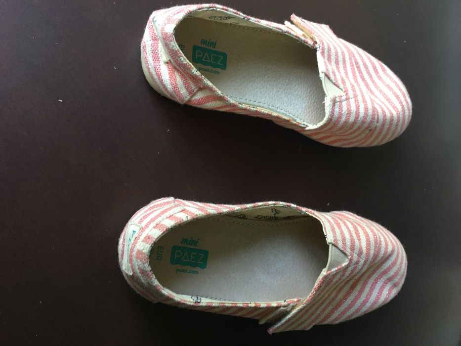 Para de alpercatas, para menina, com o n.º 34