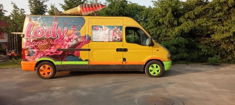 Dmuchane zjeżdżalnie wraz z animatorką