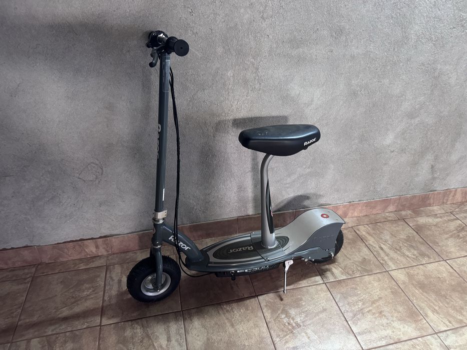 Hulajnoga elektryczna Razer e300s z siedziskiem