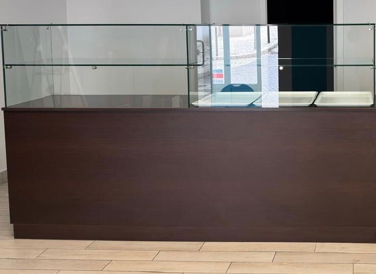 Balcão/Vitrina com arrumação como nova