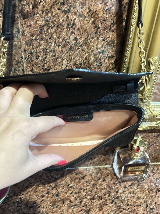 !Оригінал 100%! чорна шкіряна сумка через плечо від бренду Emporio Armani із зернистої шкіри та з елематами золотистого ланцюжка на ремінці.