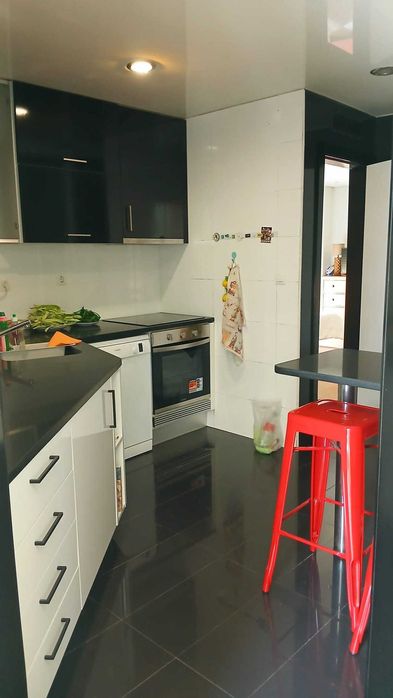 Apartamento T0 convertível em T1 com amplo Terraço Carcavelos