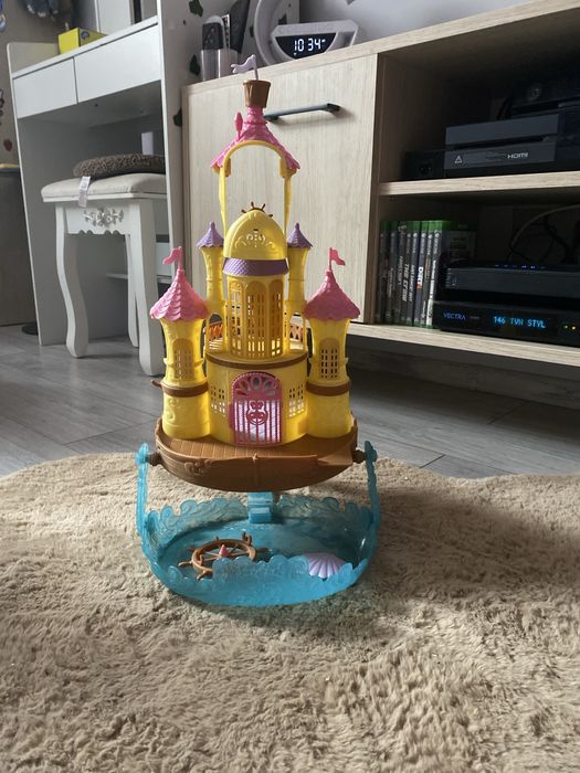 Zamek dla lalek  lub figurek .