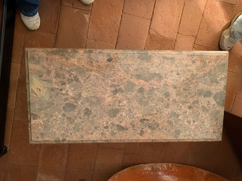 Mesa de centro com pedra de mármore
