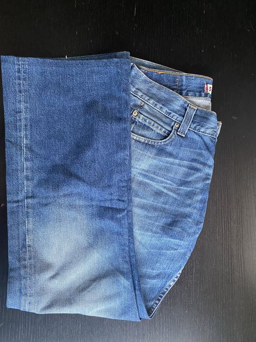 Três pares de calças e uma t-shirt