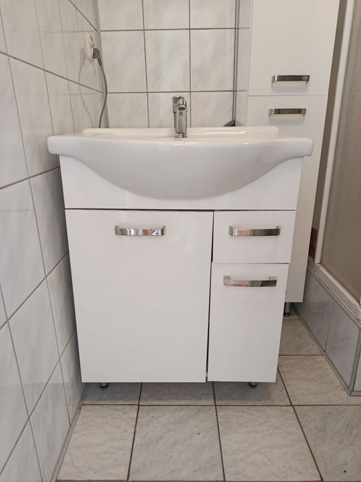 Meble łazienkowe zestaw z umywalką słupek