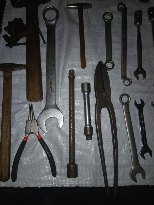 Продам  инструмент ручной .Круг алмазный. молотки .кусачки.