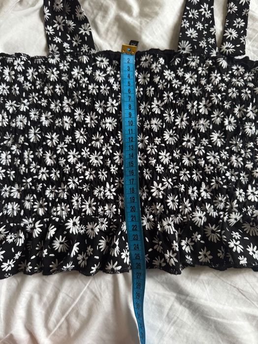 Топ чорний з білими квіточками Sinsay і рюшою знизу