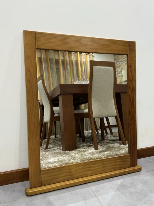 Espelho com Moldura em Madeira