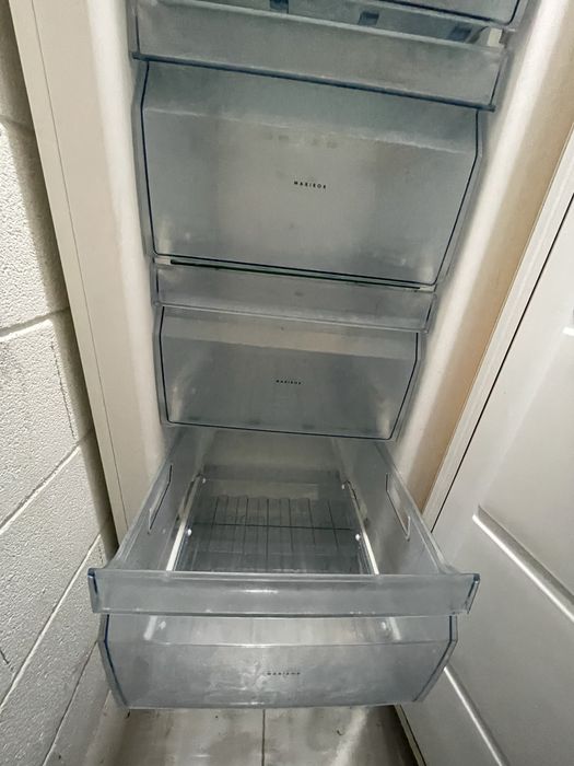 Arca Congeladora Vertical AEG A72710GNWO - Com Avaria