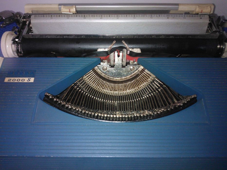 Maquina de escrever Messa modelo 2000 S, a funcionar, bom estado geral