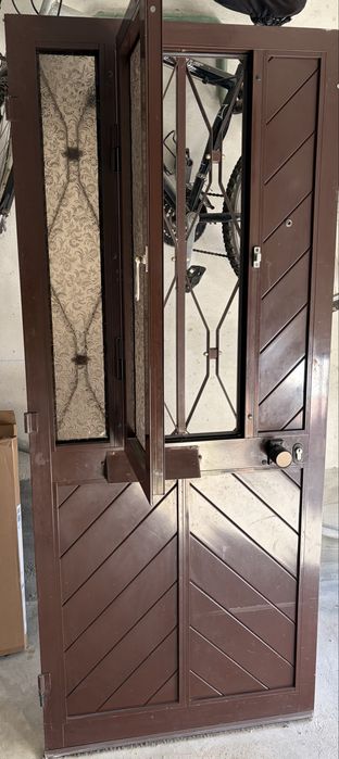 Porta em aluminio com entrada para cartas do correio janela