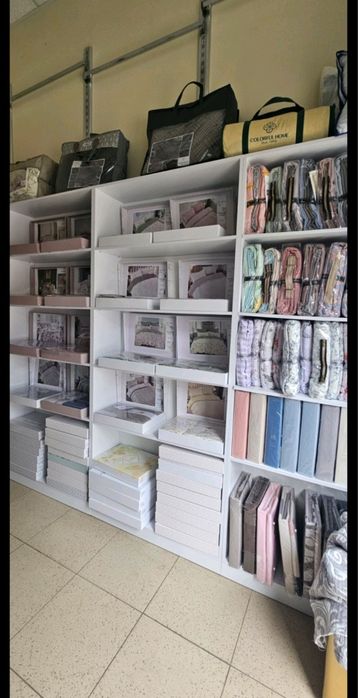 Стелаж білий з полицями